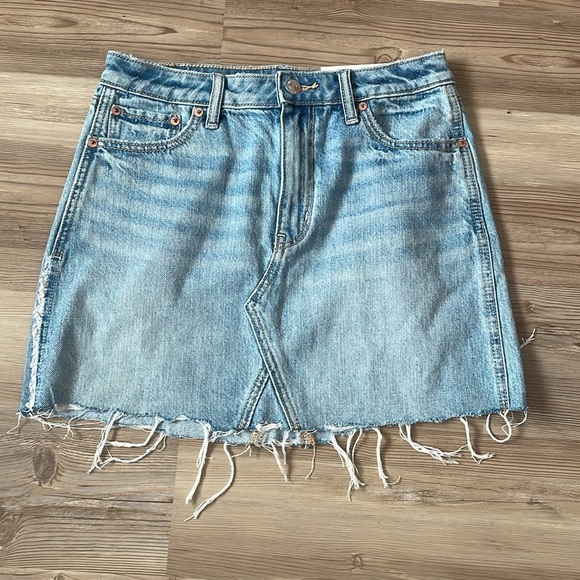 American Eagle Super Hi-rise Jean Mini Skirt Size 2 (26) Rigid denim Raw hem NWT - Picture 3 of 13